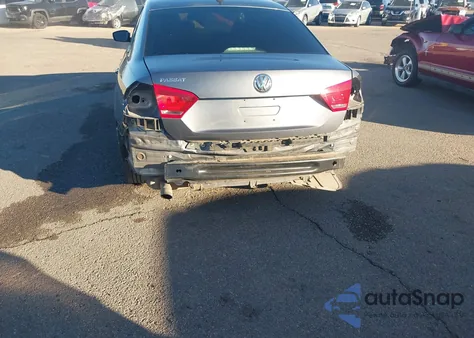 2014 Volkswagen Passat 2.5L Wolfsburg Edition z USA, uszkodzony, nr VIN 1VWAP7A36EC006471